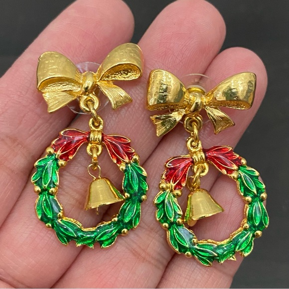 Vintage Unsigned Bow Holiday Wreath with Dangling Bell Christmas Earrings - Picture 8 of 12